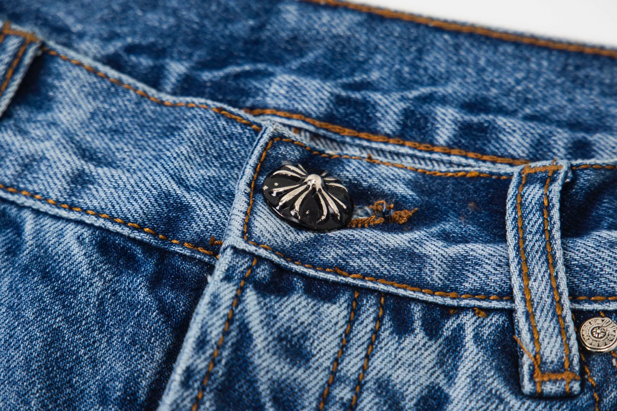 P260 Chrome Hearts Blue Pants Black White Blue Multi-Leather Jeans Top Version Chrome Hearts Jeans with Leather Jeans It is well known that chromehearts jeans use vintage Levis jeans as the base plate for creation. They usually add their own unique silver buckles and silver ornaments, plus leather embellishments. This is what doubles the value of these vintage jeans, because the base plate is Vintage jeans, jeans themselves have become very soft and comfortable after years of baptism, which can be distinguished from ordinary jeans. Regarding the size, you should also refer to the pants data. Style number: 1735# Size: 28 30 32 34 36